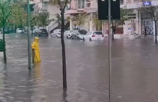 Rrebeshe shiu, pezullohet qarkullimi për mjete dhe këmbësorë në disa zona të Vlorës