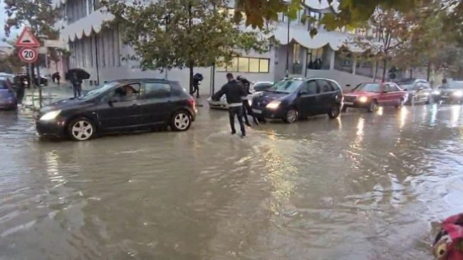 Reshjet e mëdha të shiut përmbytin rrugët në Durrës