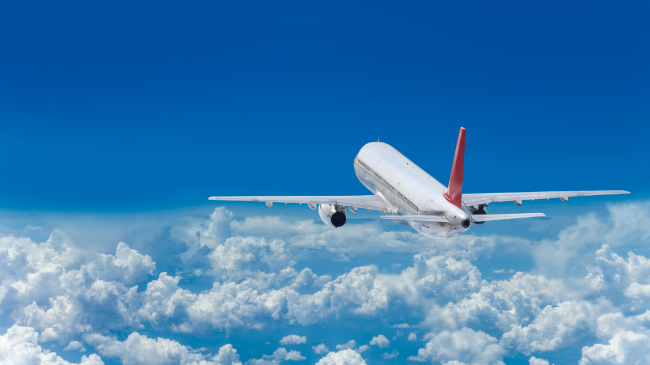 Pse aeroplanët arrijnë më shpejt në lindje sesa në perëndim?