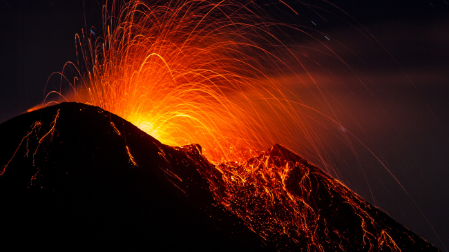 Shpërthen vullkani Etna në Sicili, hiri, tymi dhe lava ngritën mbi ishull
