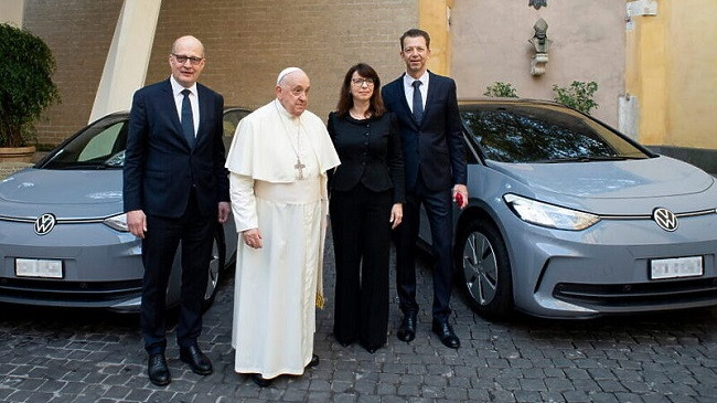 Lamtumirë Fiat! Edhe Papa Françesku kalon në vetura elektrike