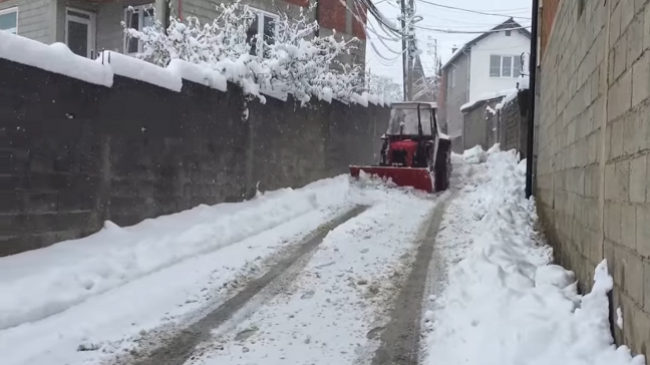 Borë e madhe në Dragash, banorët po pastrojnë rrugët në mënyrë vullnetare