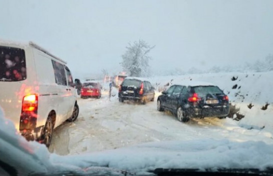Reshjet e dendura të dëborës, disa akse rrugore janë të bllokuara