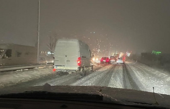 Bora shkakton vështirësi në qarkullimin rrugor, Policia e Kosovës apelon për kujdes të shtuar në trafik