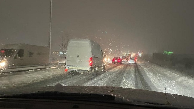 Bora shkakton vështirësi në qarkullimin rrugor, Policia e Kosovës apelon për kujdes të shtuar në trafik