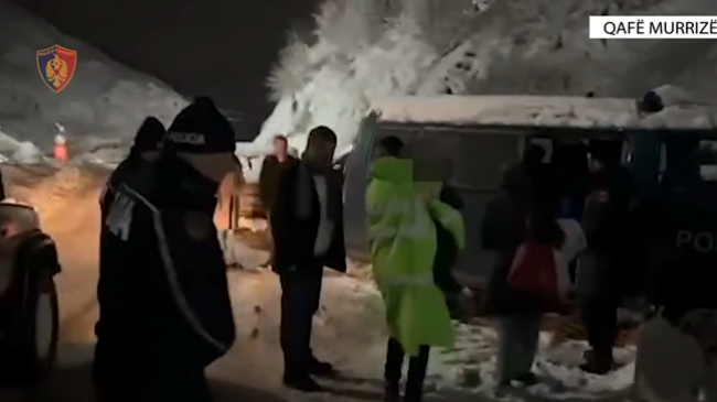 Mbetën të bllokuar në automjetet e tyre për shkak të borës, evakuohen dhjetëra persona në Qafë Murrizë