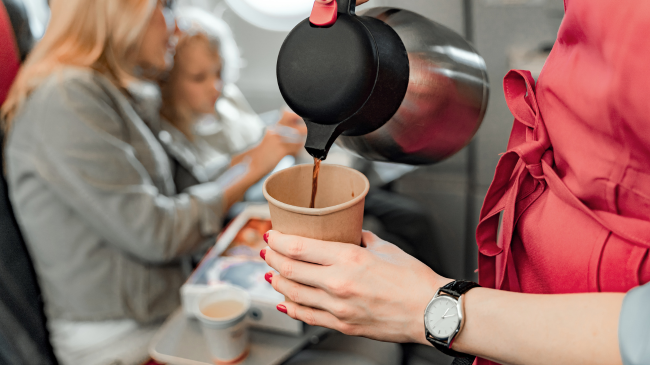 A e dini pse nuk duhet të pini kurrë kafe në aeroplan?