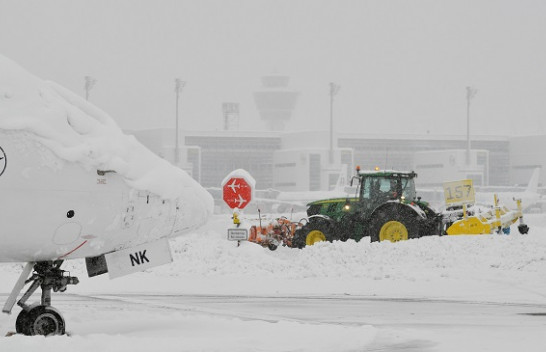 Aeroporti i Munihut rifillon fluturimet pas stuhisë së borës