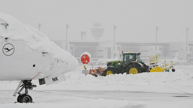 Aeroporti i Munihut rifillon fluturimet pas stuhisë së borës