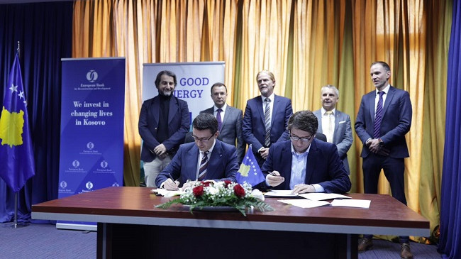 Nënshkruhet marrëveshja mbi 80 milionë euro për ndërtimin e ngrohtores diellore në Prishtinë