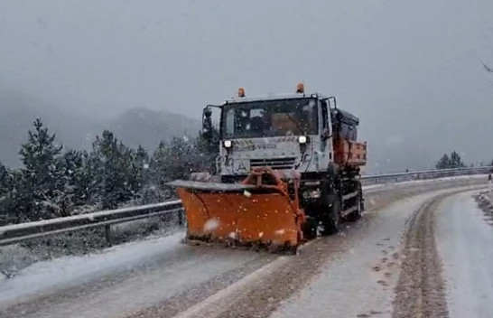 Reshje bore në juglindje të Shqipërisë/ Kjo është gjendja e rrugëve
