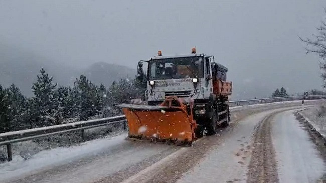 Reshje bore në juglindje të Shqipërisë/ Kjo është gjendja e rrugëve