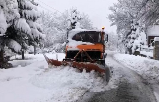 Reshje të dendura bore në Shqipëri/ Kështu paraqitet gjendja e rrugëve