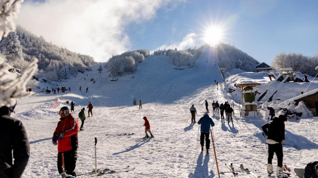 Pamje mbresëlënëse nga pista e skive në Dardhë