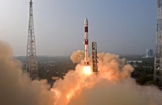 India lëshoi ​​një satelit për të studiuar vrimat e zeza
