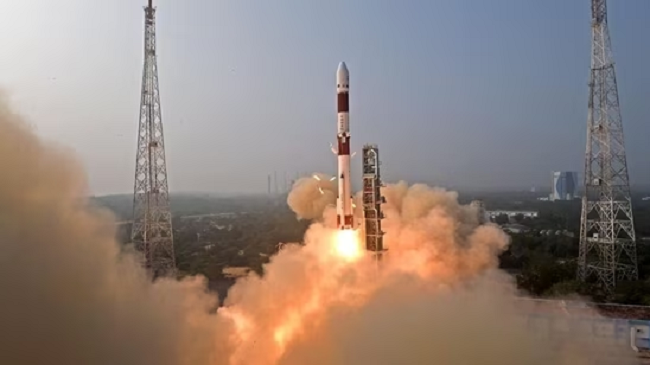 India lëshoi ​​një satelit për të studiuar vrimat e zeza