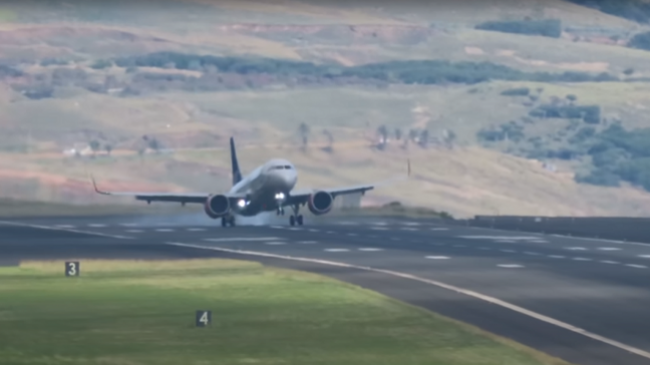 Shikoni pamjet dramatike të aeroplanit duke u ulur në Portugali