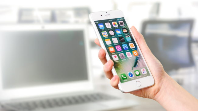 Apple kalon Samsungun duke u bërë prodhuesi më i madh i smartfonëve në botë