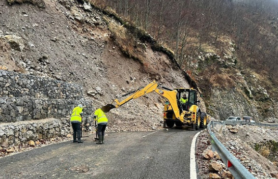 Reshjet e shiut shkaktojnë rrëshqitje dheu dhe gurësh në këto rrugë të Shqipërisë
