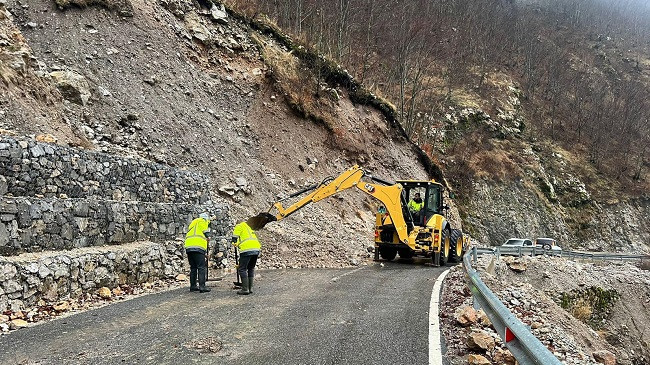 Reshjet e shiut shkaktojnë rrëshqitje dheu dhe gurësh në këto rrugë të Shqipërisë