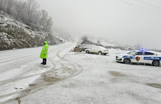 Reshje të dendura dëbore në Dibër, bllokohet rruga në Qafën e Murrizit