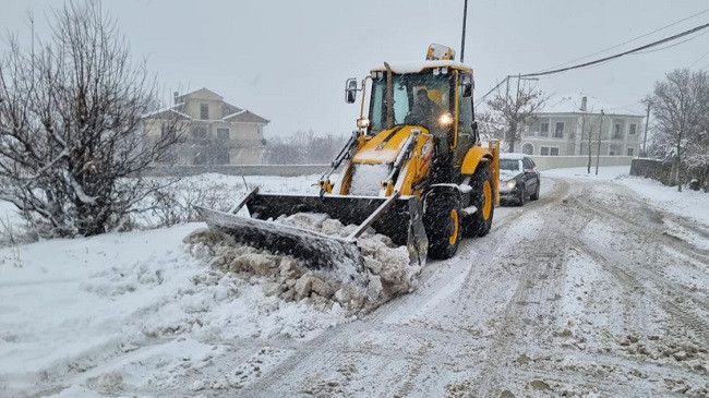Borë në Korçë, ja si paraqitet situata me rrugët