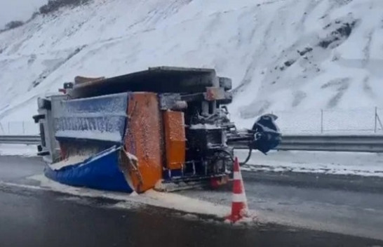 Stuhia rrëzon borëpastruesen në Rrugën e Kombit