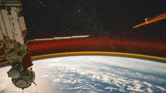 Atmosfera e nxehtë dhe qielli me yje: Një foto e pabesueshme e Tokës nga stacioni hapësinor
