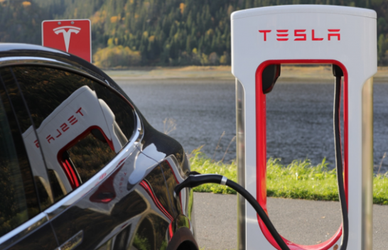 Tesla po ndërton një nga stacionet më të mëdha të mbushjes për veturat elektrike në botë