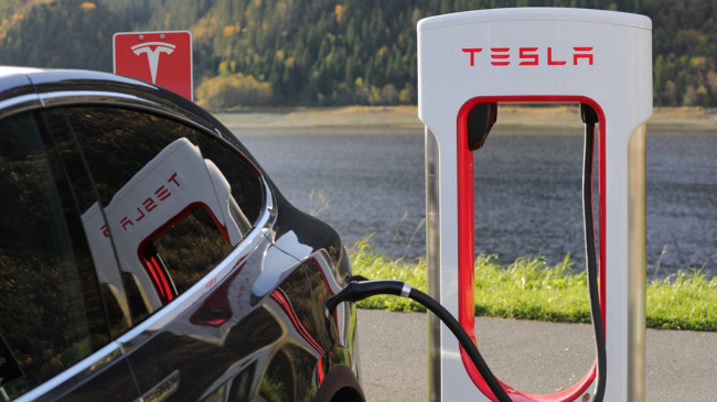 Tesla po ndërton një nga stacionet më të mëdha të mbushjes për veturat elektrike në botë