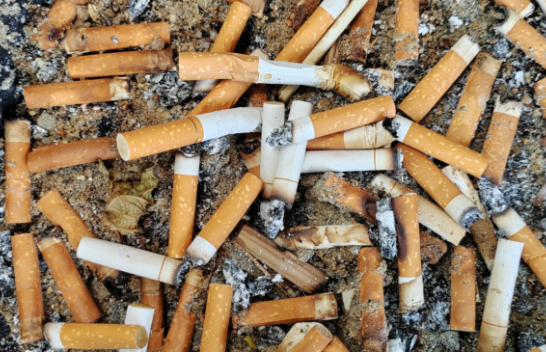 Ky vend i Evropës po planifikon t'i kthejë bishtat e cigareve në asfalt për rrugët