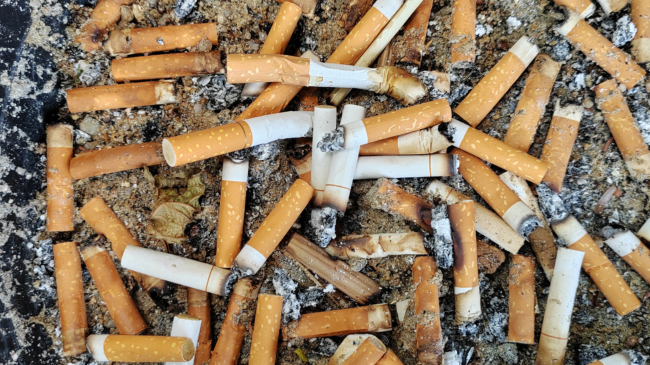 Ky vend i Evropës po planifikon t'i kthejë bishtat e cigareve në asfalt për rrugët