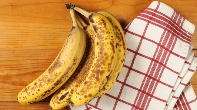 Ja si të parandaloni që bananet të bëhen të zeza dhe të zbehta