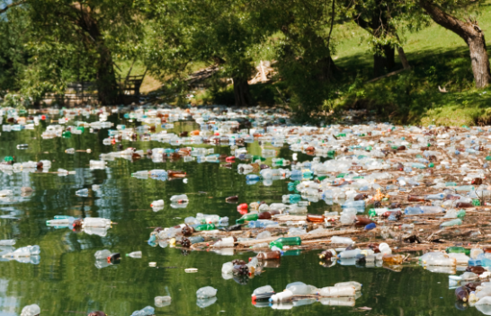 Prodhuesit e plastikës mashtruan publikun për riciklimin e saj!