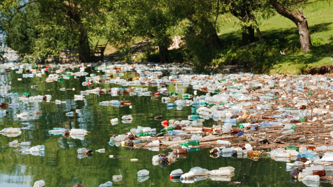 Prodhuesit e plastikës mashtruan publikun për riciklimin e saj!