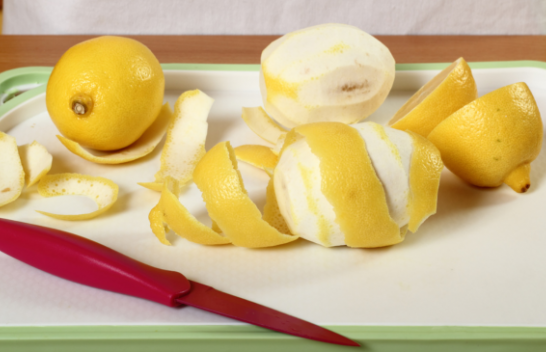Mos e hidhni lëvoren e limonit, mund ta përdorni për mirëmbajtjen e përditshme të shtëpisë