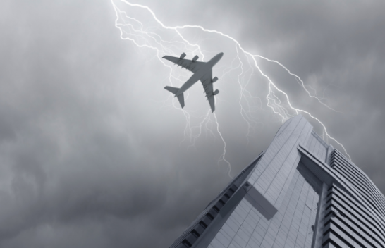 E frikshme, momenti kur rrufeja godet aeroplanin në fluturim/ VIDEO