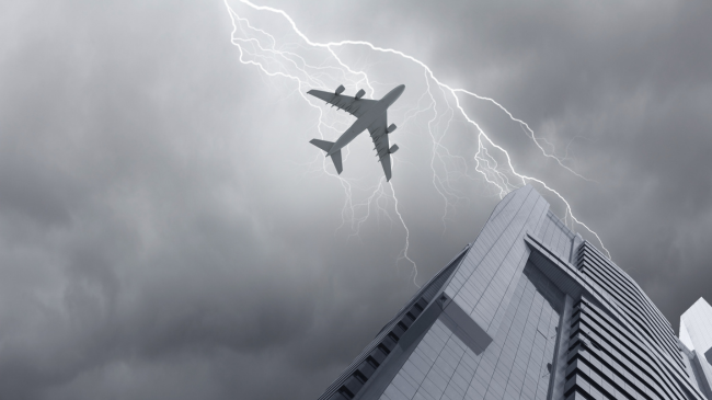 E frikshme, momenti kur rrufeja godet aeroplanin në fluturim/ VIDEO