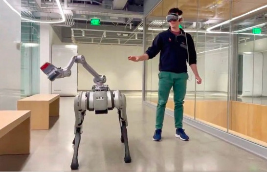 Shikoni se si shkencëtarët kontrollojnë një robot me duar ndërsa mbajnë Apple Vision Pro