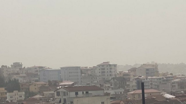 Pluhuri saharian mbulon Tiranën