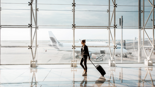Cilën veshje nuk duhet të vishni kurrë gjatë fluturimit?