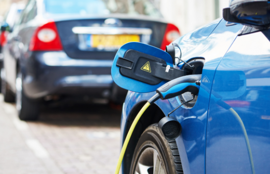Shitjet e automjeteve elektrike u rriten në shumë pjesë të botës