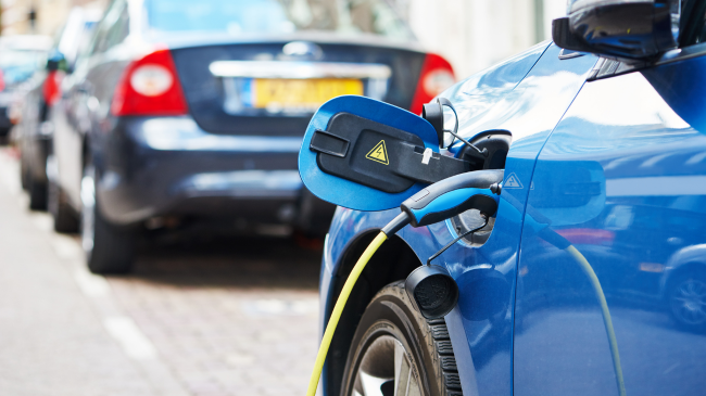 Shitjet e automjeteve elektrike u rriten në shumë pjesë të botës