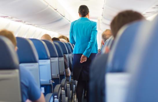 Stjuardesa tregon se si i “dënojnë” pasagjerët që nuk duan të shkëmbejnë vendet me fëmijët