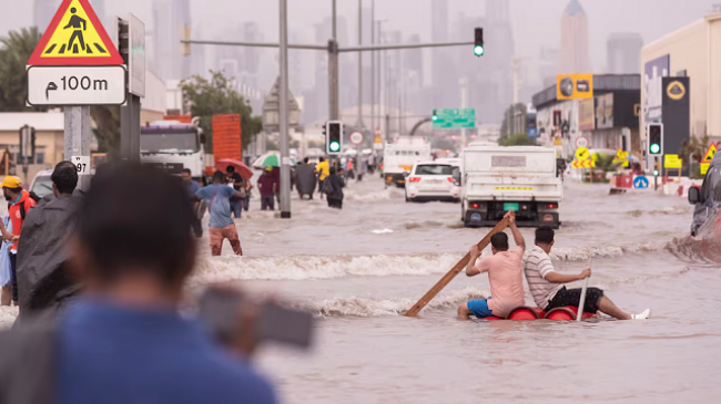 Stuhi dhe reshje të dendura shiu, përmbytet Dubai