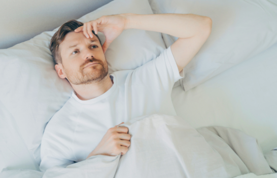 MOS I INJORONI/ Pesë simptoma të presionit të lartë të gjakut që shfaqen gjatë gjumit