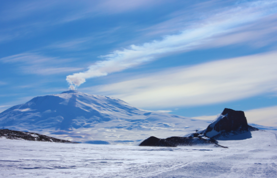 Ky vullkan në Antarktidë po nxjerr pluhur ari me vlerë mijëra dollarë - fat i mirë për ta marrë atë