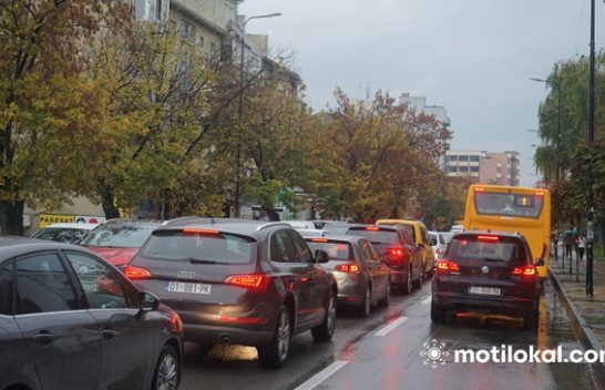 Policia e Kosovës apelon shoferët: Kujdes gjatë ngasjes në mot me shi