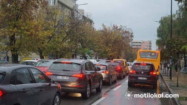 Policia e Kosovës apelon shoferët: Kujdes gjatë ngasjes në mot me shi
