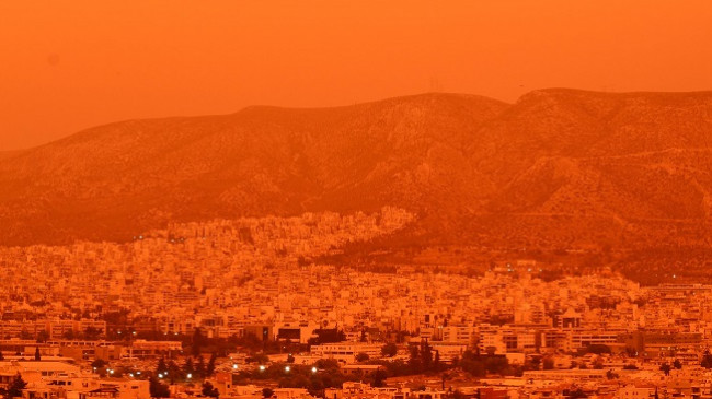 Qielli në Greqi shndërrohet në ngjyrë portokalli, kjo është arsyeja